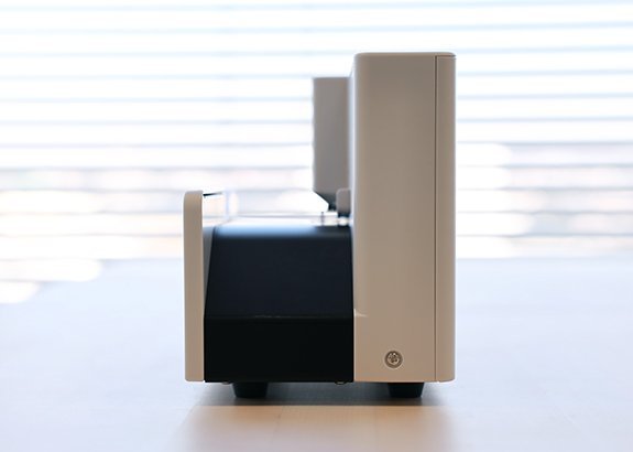 Needle-less medicine pouch binding machine seen from the side